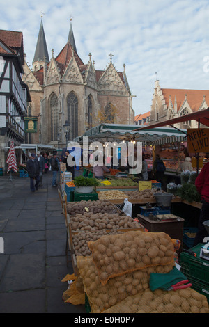 Il mercato medievale piazza della città vecchia con il Gewandhaus, Rueninger Customs House, St chiesa Martini e il vecchio municipio, mercato in Foto Stock