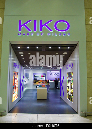 L'Italia, Milano, alla Stazione Centrale e alla stazione ferroviaria centrale di Kiko shop Foto Stock