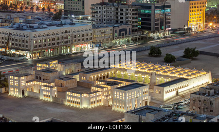 Il Qatar Doha, centro città moschea, vista in elevazione Foto Stock