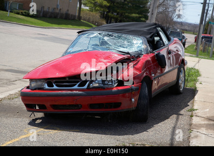 Un fracassato fino Saab cabriolet che ha avuto un incidente di Minneapolis, Minnesota, Stati Uniti d'America Foto Stock