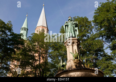 Heinrichsbrunnen fontana e memorial presso Hagenmarkt con la chiesa di Saint Catherine, Brunswick, Bassa Sassonia, Germania Foto Stock