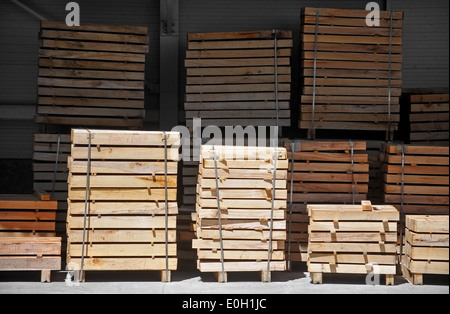Empty pallet industriali in un deposito di fabbrica Foto Stock