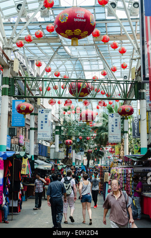 I visitatori di passeggiare lungo Petaling Street in Kuala Lumpar Foto Stock