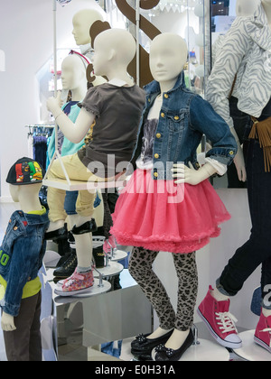 I bambini del dipartimento, manichini, H&M negozio di abbigliamento interno in Times Square NYC, STATI UNITI D'AMERICA Foto Stock