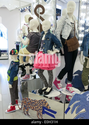 I bambini del dipartimento, manichini, H&M negozio di abbigliamento interno in Times Square NYC, STATI UNITI D'AMERICA Foto Stock