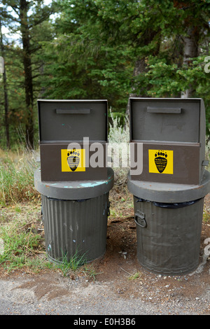 Sostenere la prova di rifiuti (rifiuti) vassoi all'interno della Grand Tetons National Park, progettato per impedire che porta a mangiare domestico/rifiuti alimentari Foto Stock