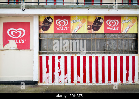 Una chiusa e la corsa verso il basso della parete gelateria o chiosco sul lungomare della città balneare di Sheringham NORFOLK REGNO UNITO Foto Stock