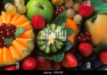 Varietà di frutti, kiwi, uva Melon, ribes rosso, fragole, pera Foto Stock