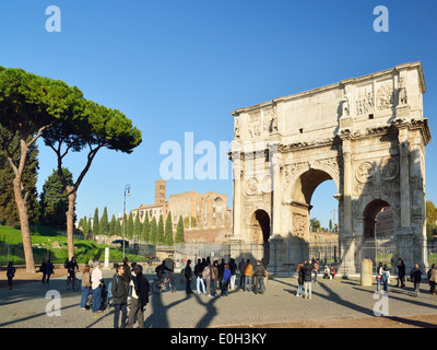 Arco di Costantino nella parte anteriore del Foro Romano, Arco di Costantino, Sito Patrimonio Mondiale dell'UNESCO Rome, Roma, Lazio, Lazio, Italia Foto Stock