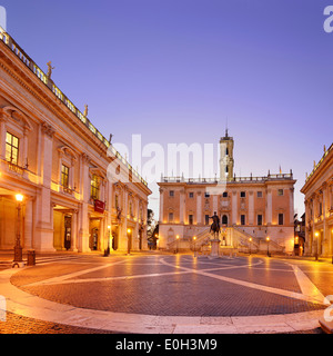 Statua equestre di Marco Aurelio di fronte al Palazzo Senatoriale in serata, illuminato, Colle Capitolino Foto Stock