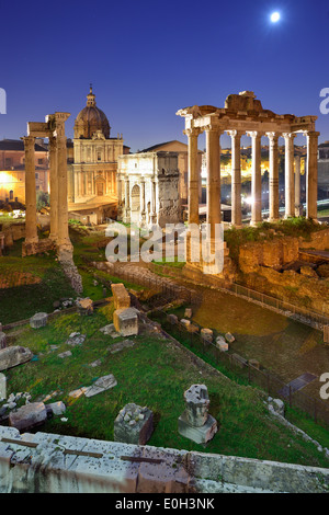 Illuminato Forum romano di notte con il tempio di Saturno al centro del Patrimonio Mondiale UNESCO Rome, Roma, Lazio, Lazio, Ital Foto Stock