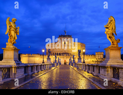 Ponte Sant'Angelo, Aelian ponte che conduce verso Castel Sant'Angelo di notte, illuminato, Sito Patrimonio Mondiale dell'UNESCO Roma, Roma Foto Stock