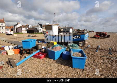 Barca da pesca e le attrezzature sulla spiaggia di Aldeburgh, Suffolk. Foto Stock