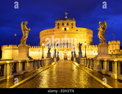 Ponte Sant'Angelo, Aelian ponte che conduce verso Castel Sant'Angelo di notte, illuminato, Sito Patrimonio Mondiale dell'UNESCO Roma, Roma Foto Stock