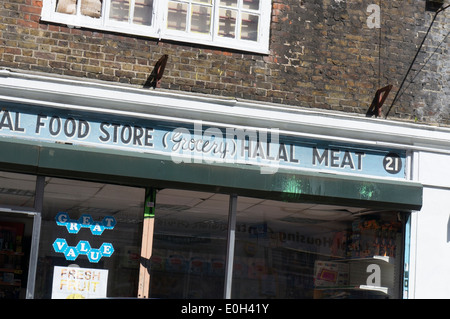 Segno per un negozio di generi alimentari nella zona est di Londra la vendita di carne halal. Foto Stock