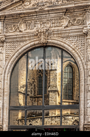 Finestre di facciata dell'anno 100 old market hall Narbonne nel sud della Francia Foto Stock