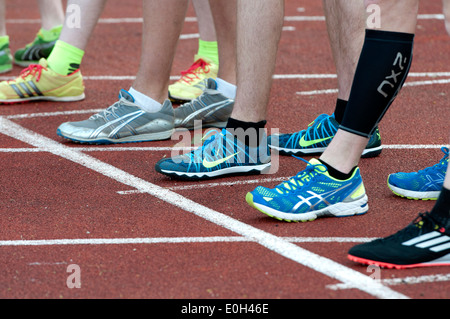 Atletica, guide a inizio di uomini 1500m gara a livello di club, REGNO UNITO Foto Stock