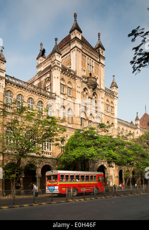India, Mumbai, MG Road, single decker bus passando Elphinstone College dell Università di Mumbai Foto Stock