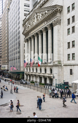 Vista di ornati in facciata neoclassica del New York Stock Exchange su Broad Street con bandiere & Pedoni in auto strada libera Foto Stock