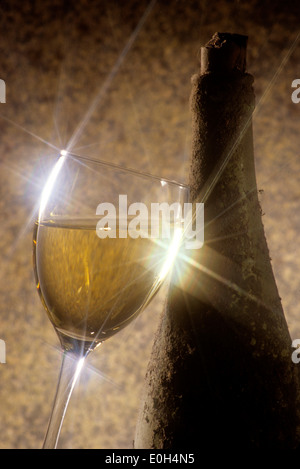 Vecchia bottiglia di vino con un bicchiere Foto Stock