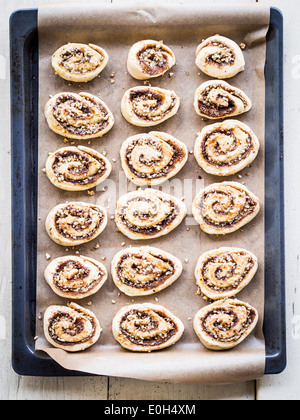 In casa panini alla cannella prima di lievitazione e cottura. Foto Stock