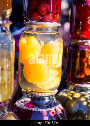 I vasetti con i tradizionali fatti in casa a base di pesche e altre conserve di frutta e confetture venduti su un mercato locale in Georgia, nel Caucaso. Foto Stock