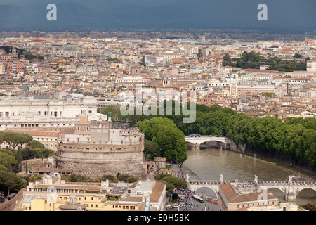 Panorama di Roma tra cui Castel Sant'Angelo e il fiume Tevere, vista dalla parte superiore della Basilica di San Pietro Città del Vaticano Foto Stock