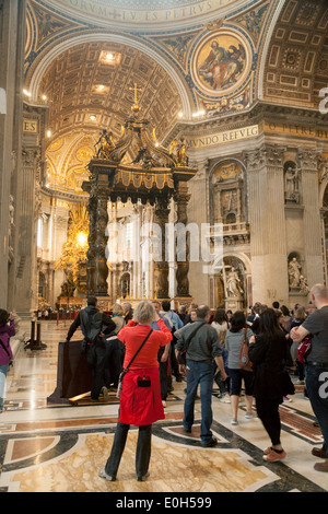 Persone che guardano all'Altare Maggiore, Basilica di San Pietro Chiesa, Città del Vaticano, Roma Italia Europa Foto Stock