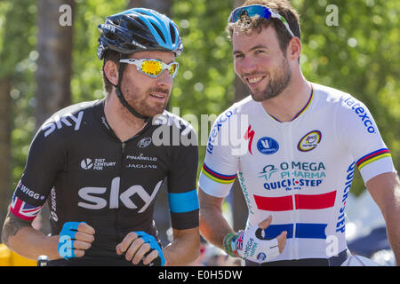 In California, Stati Uniti d'America. 11 Maggio, 2014. Domenica 11 Maggio, 2014.SIR Bradley WIGGINS (L), di Team Sky e Mark Cavendish (R) di Omega Pharma Quick-Step, momenti di conversazione testuale prima dell' inizio della fase 1 della Amgen tour della California, nel Sacramento, California, domenica 11 maggio, 2014. WIGGINS vince il Tour de France e la medaglia d'oro olimpica nel 2012. © Tracy Barbutes/ZUMA filo/ZUMAPRESS.com/Alamy Live News Foto Stock