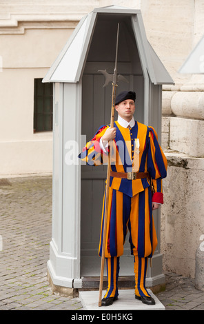 Guardia Svizzera sul dazio, Città del Vaticano, Roma Italia Europa Foto Stock