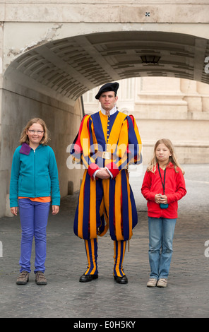 Guardia svizzera in posa con bambini, Città del Vaticano, Roma Italia Europa Foto Stock