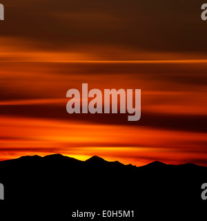 Tramonto su montagne in Massif du Sancy, Francia con red sky Foto Stock