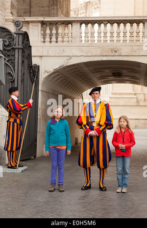 Guardia svizzera in posa con bambini, Città del Vaticano, Roma Italia Europa Foto Stock