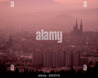 Città di Clermont Ferrand cityscape, Puy de Dome, Auvergne Francia al crepuscolo Foto Stock