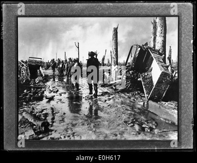 [Truppe in movimento su un plank road, vicino idioti angolo durante la terza battaglia di Ypres, 1917] Foto Stock