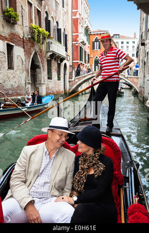 Matura in una gondola la gondola, nei canali di Venezia, Veneto, Italia, Europa Foto Stock