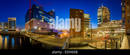 Nel crepuscolo Elbphilharmonie, HafenCity di Amburgo, Germania Foto Stock