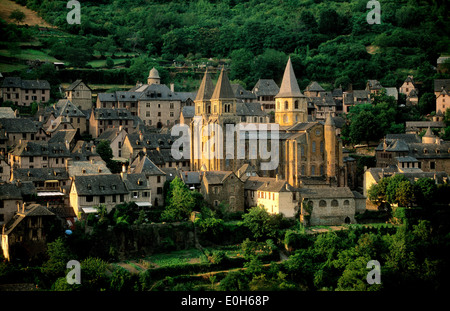 Abbatiale Sainte Foy abbey Chiesa sul cammino di San Giacomo nel villaggio di Conques, Aveyron, Midi-Pirenei, Francia Foto Stock
