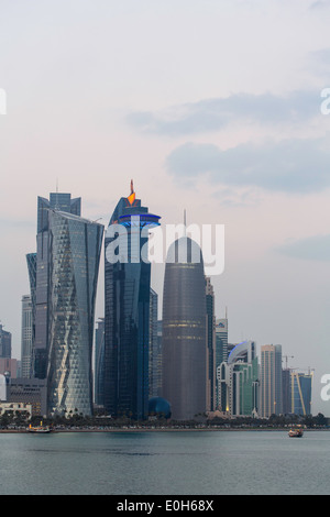 Doha, Qatar, Medio Oriente new skyline West Bay quartiere finanziario centrale Foto Stock