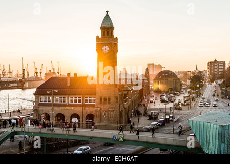 Tramonto sul porto di Amburgo al Landungsbruecken, Amburgo, Germania Foto Stock