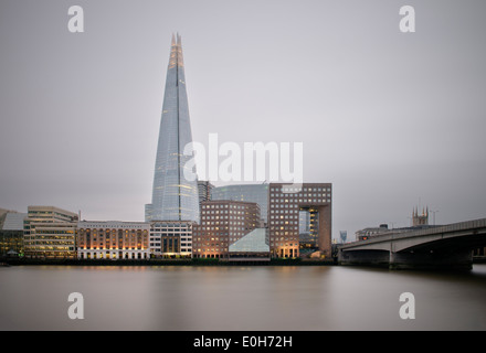 Vista del Shard attraverso il fiume Tamigi, il grattacielo, City of London, England, Regno Unito, Europa, architetto Renzo Piano, l Foto Stock