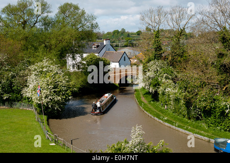 Un narrowboat sul Grand Union Canal a Banbury Lane ponte in prossimità di Cresent, Northamptonshire, England, Regno Unito Foto Stock