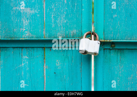 Primo piano delle porte in legno con lucchetto Foto Stock