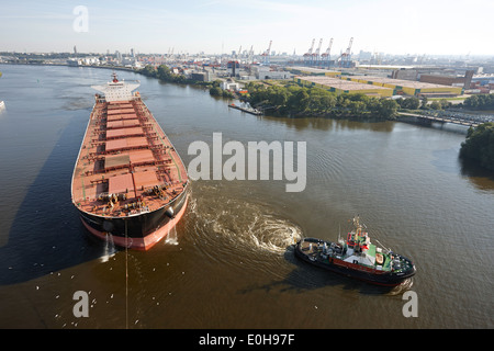 Cisterna con tug barche sul fiume Elba vicino Waltershof, Amburgo, Germania Foto Stock