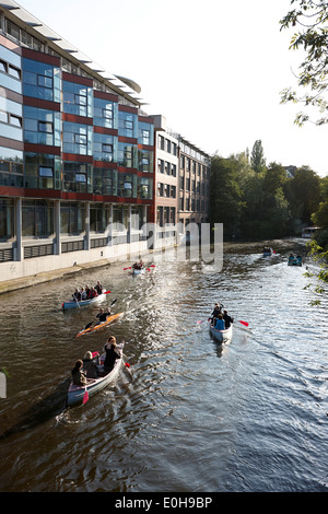 Barche a remi, Goldbekkanal in Winterhude, Amburgo, Germania Foto Stock