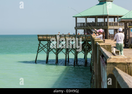Persone pesce dalla follia Beach Pier 12 Maggio 2014 in follia Beach, Charleston, Sc. Foto Stock