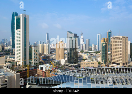 Penisola Araba, Kuwait, skyline della città e il quartiere centrale degli affari, vista in elevazione Foto Stock