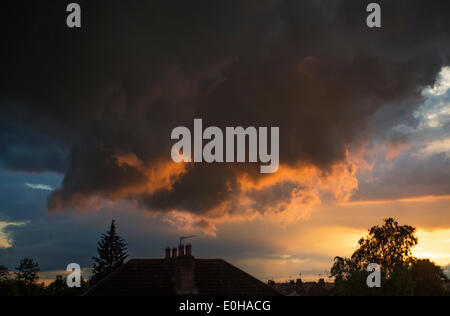 Il torneo di Wimbledon, SW LONDRA, REGNO UNITO. 13 Maggio, 2014. Un veloce movimento di acquazzone passa su SW Londra verso il tramonto creando drammatici effetti cloud Credito: Malcolm Park editoriale/Alamy Live News Foto Stock