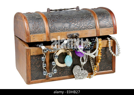 Isolato in legno ornamentali scrigno colmo di gioielli Foto Stock