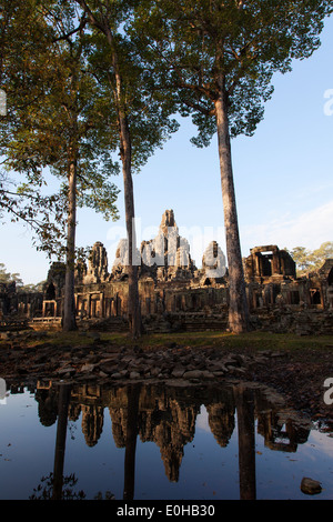 Il tempio Bayon nel centro di Angkor Thom, Angkor, Cambogia Foto Stock